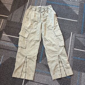 Abercrombie Fitch Women’s medium cargo wide leg pants green